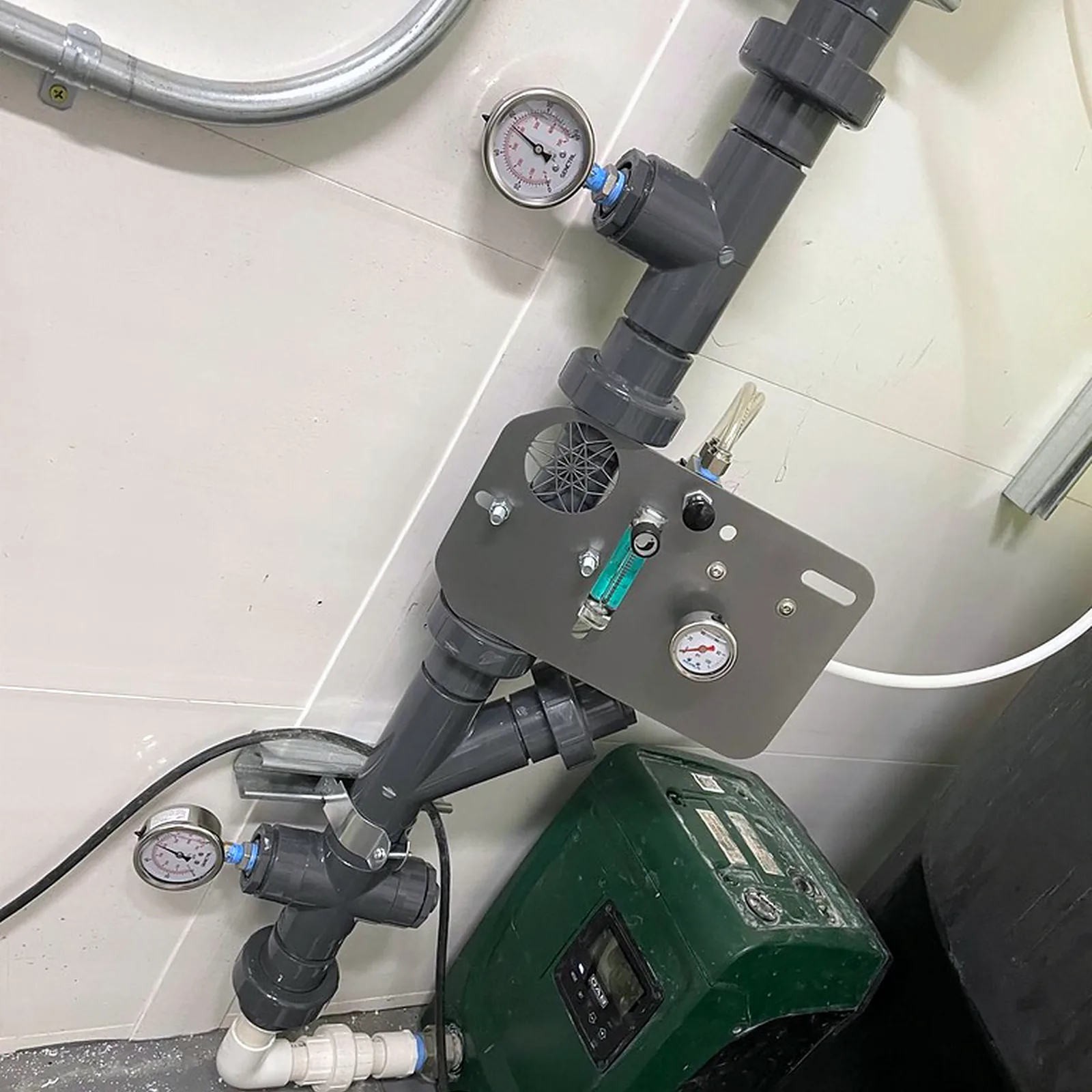 Injection panel with flow meter and pressure gauge mounted downstream of a batch pump, above an oxygen concentrator